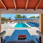 With Fireplace Iv بيت للعطل