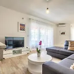 بيت للعطل With Fireplace Iv