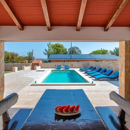 With Fireplace Iv بيت للعطل