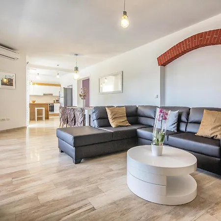 With Fireplace Iv