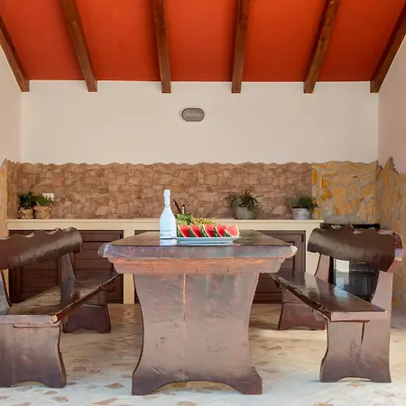 With Fireplace Iv بيت للعطل
